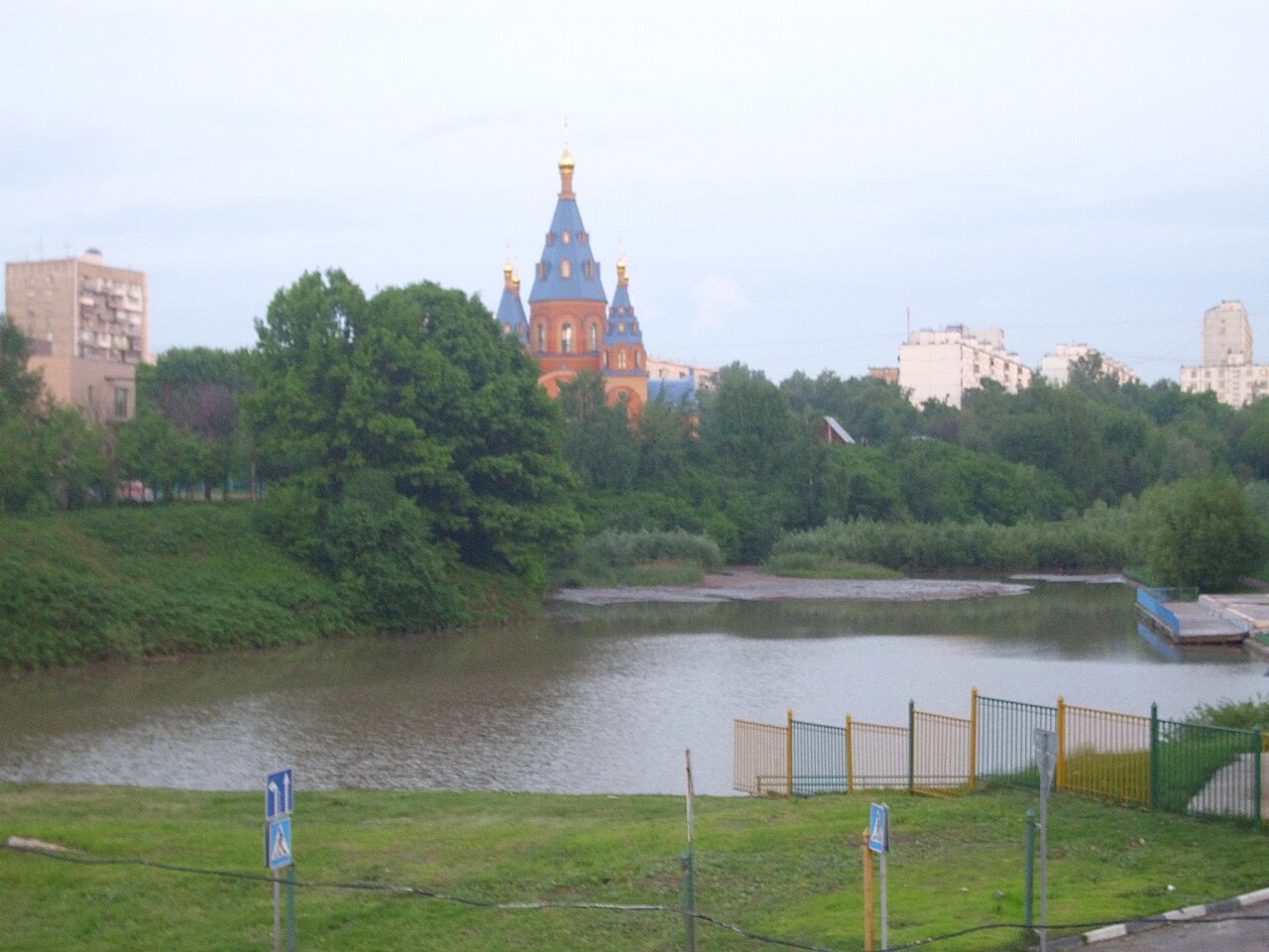 Верхний Чертановский пруд и храм Державной иконы Божией Матери